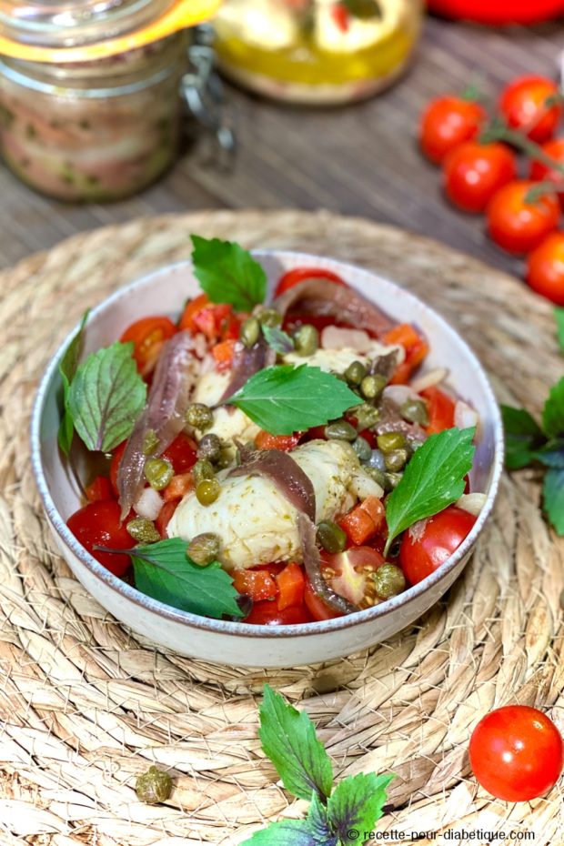 Tomate à la Mozzarella Marinée avec Câpres et Anchois